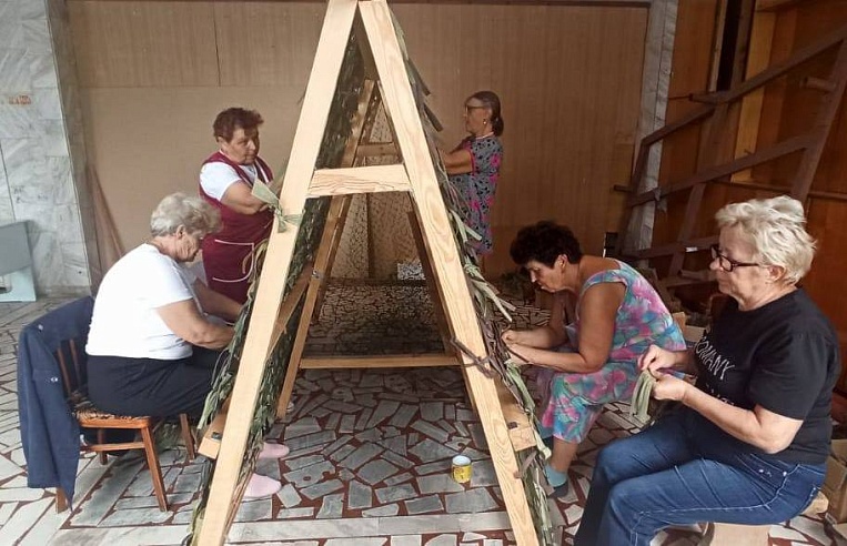 Саратовские волонтеры передают на фронт амуницию, маскировочные сети и письма