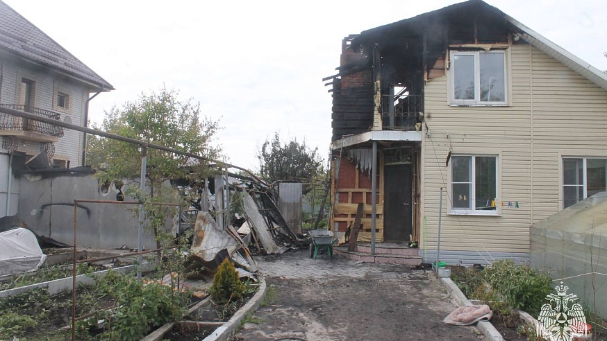 В Саратовской области горели два дома, гараж и иномарка
