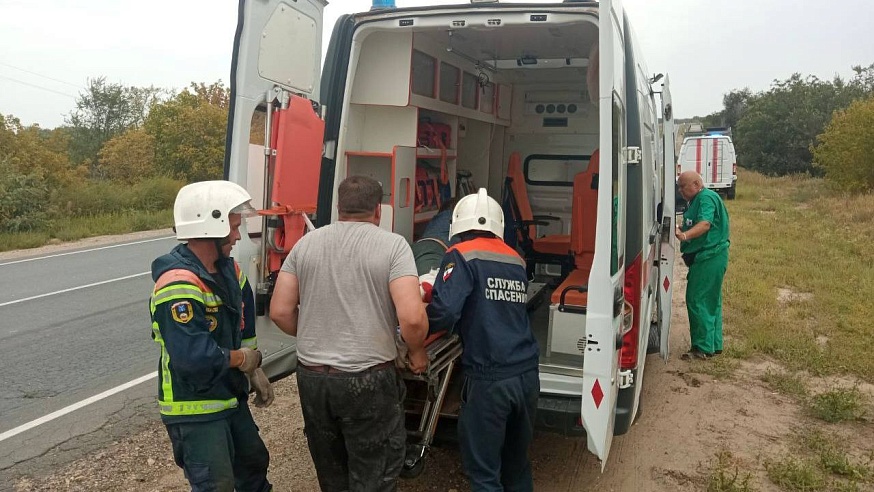 В Марксовском районе иномарка улетела в овраг: водителя достали с помощью альпинистского снаряжения