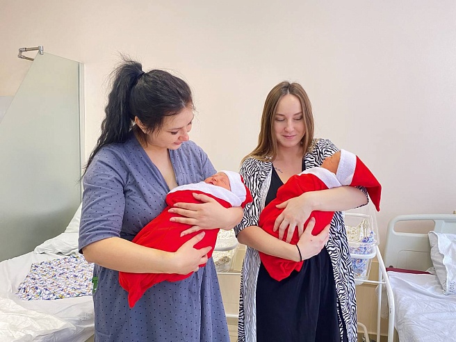 В Саратове новорожденным подарили новогодние костюмчики, сшитые вручную