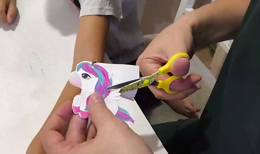 Шеф-редактор телеканала "Саратов 24" вместе с дочерью сделали световозвращающего единорога 