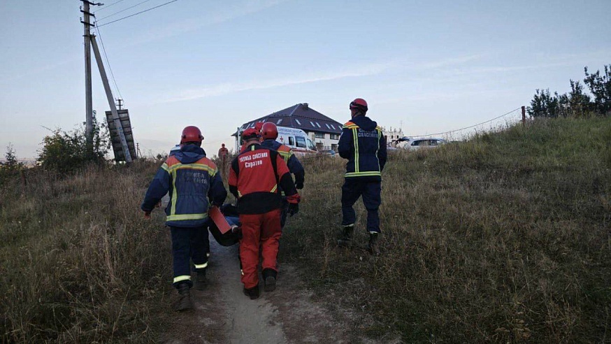 Саратовские спасатели вынесли травмированную женщину из леса 