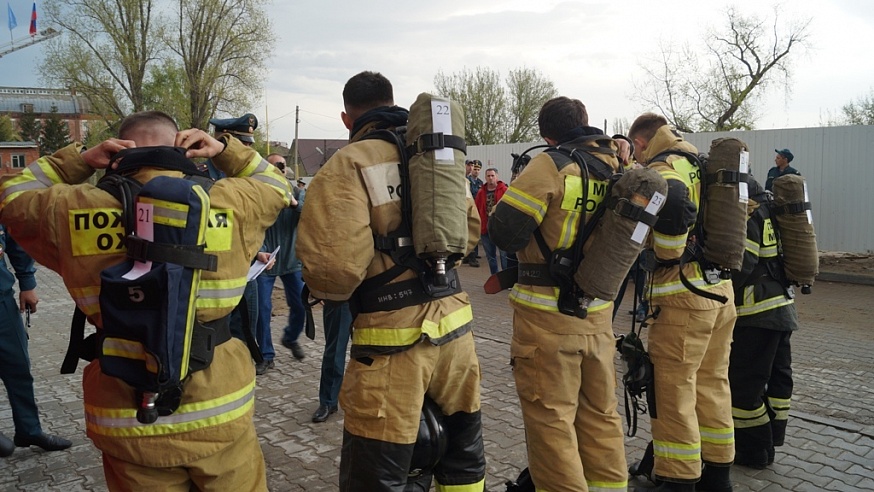 Саратовские пожарные на скорость покоряют 25-этажную высотку