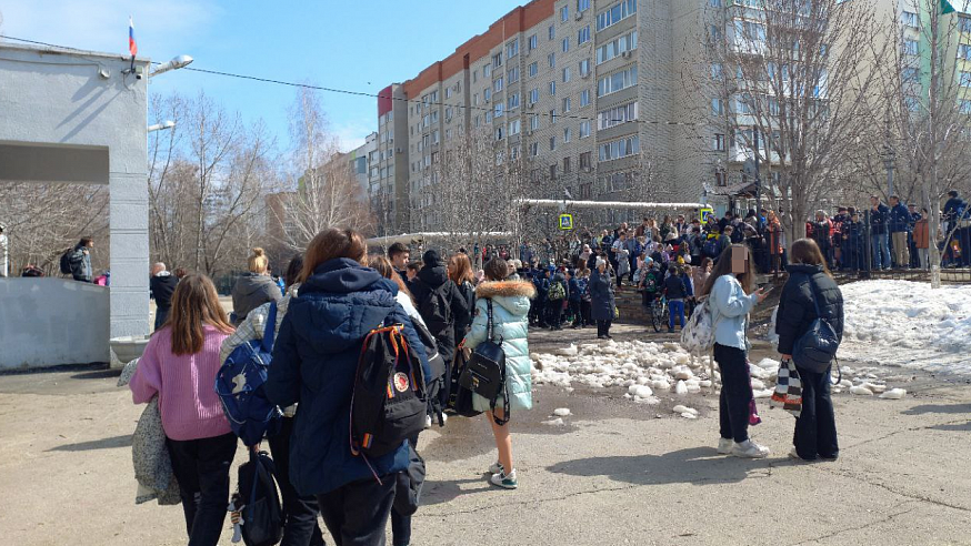 В Саратове все школы эвакуировали для обследования зданий силовиками
