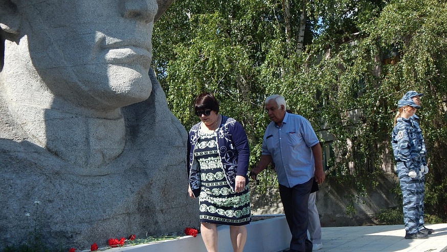 В Лысых Горах возложили цветы к памятнику воинам, погибшим в Великую Отечественную войну