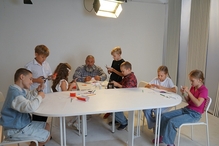 Вячеслав Максюта провел мастер-класс для школьников по изготовлению световозвращающих брелоков 