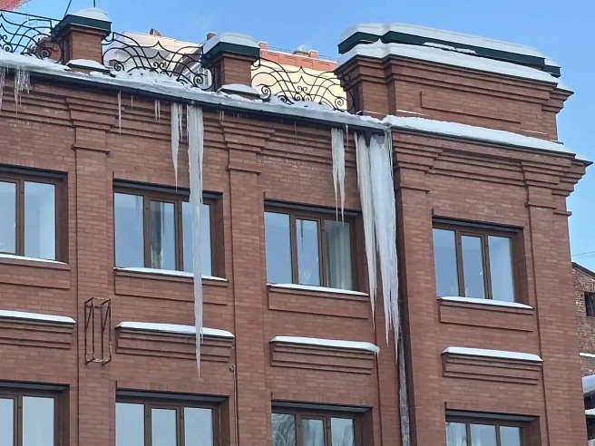 В Саратове за снег и наледь на крышах домов возбудили административные дела 