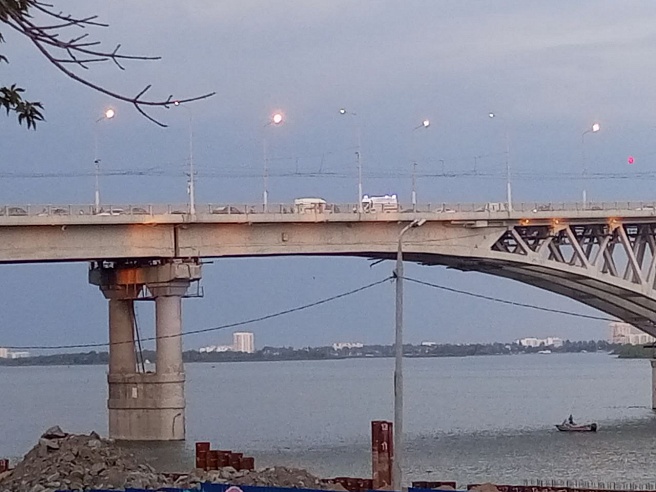 За ограждением моста Саратов - Энгельс замечен мужчина