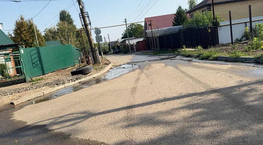 Улица Агрономическая в Саратове две недели тонет в воде: коммунальщики не могут найти порыв