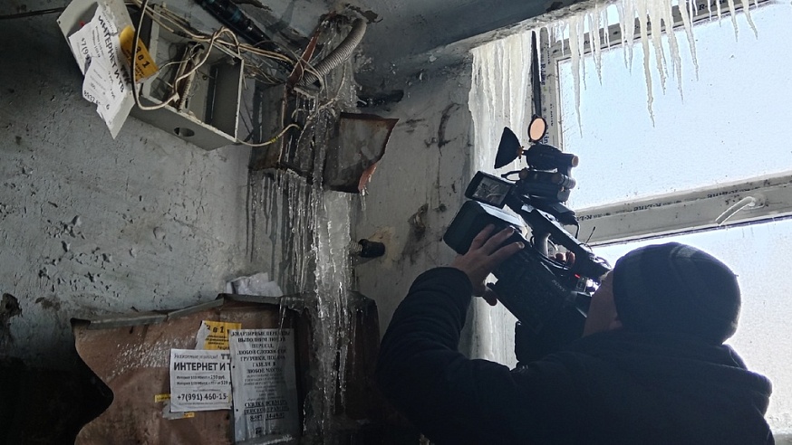 Ледяные сталактиты и сталагмиты в саратовской пятиэтажке срубали перфоратором