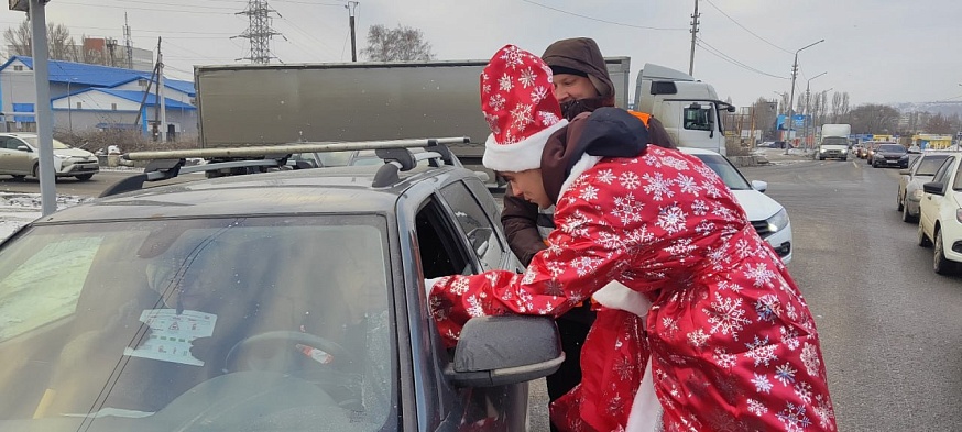 Дед Мороз и Снегурочка на железнодорожном переезде в Саратове напомнили водителям правила дорожного движения