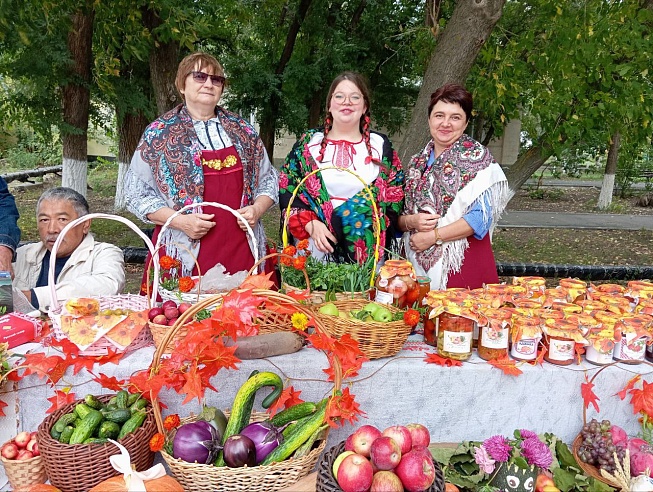 В Дергачах первоклассник выиграл петуха на Успенской ярмарке