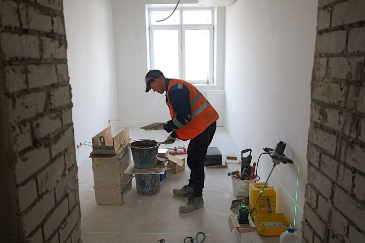 В строящейся поликлинике в Энгельсе начнут устанавливать мебель