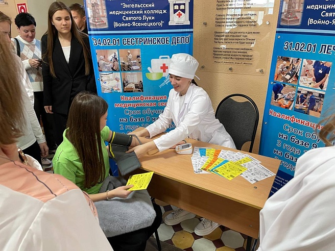 В энгельсском колледже будущие студенты учились ставить внутривенные инъекции