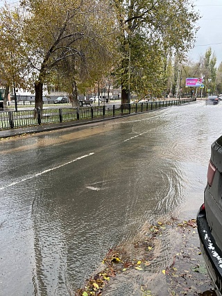 Жители Саратова жалуются на бегущие по улице Рахова осенние ручьи