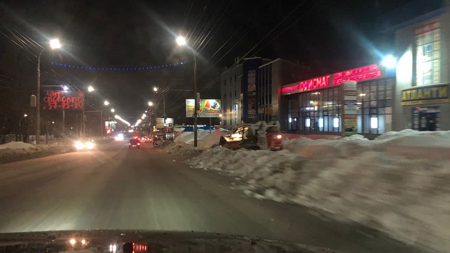 Ночью более 1000 машин "спасали" Саратовскую область от снега