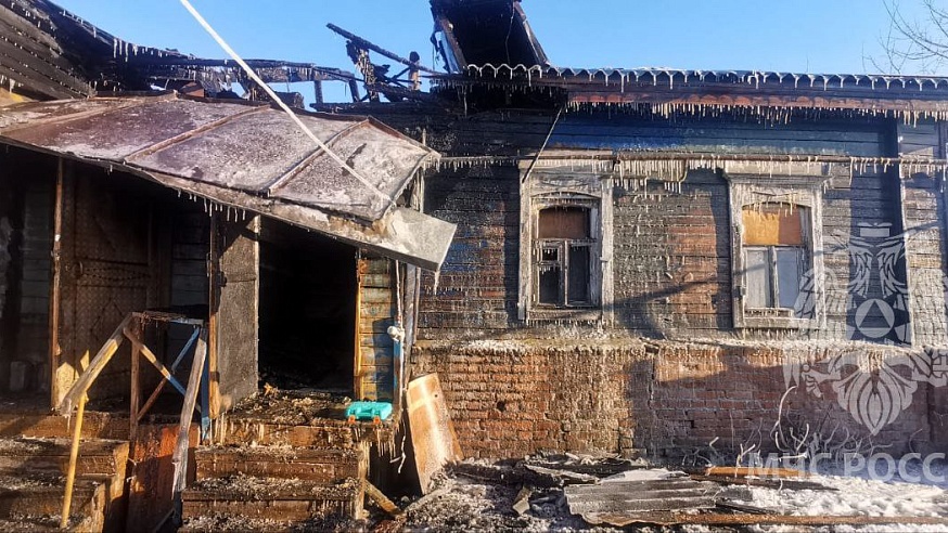 В Балакове сгорел трехквартирный дом из-за пьяного мужчины