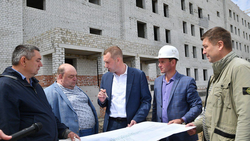 Бусаргин поручил закончить строительство дома для медиков к августу
