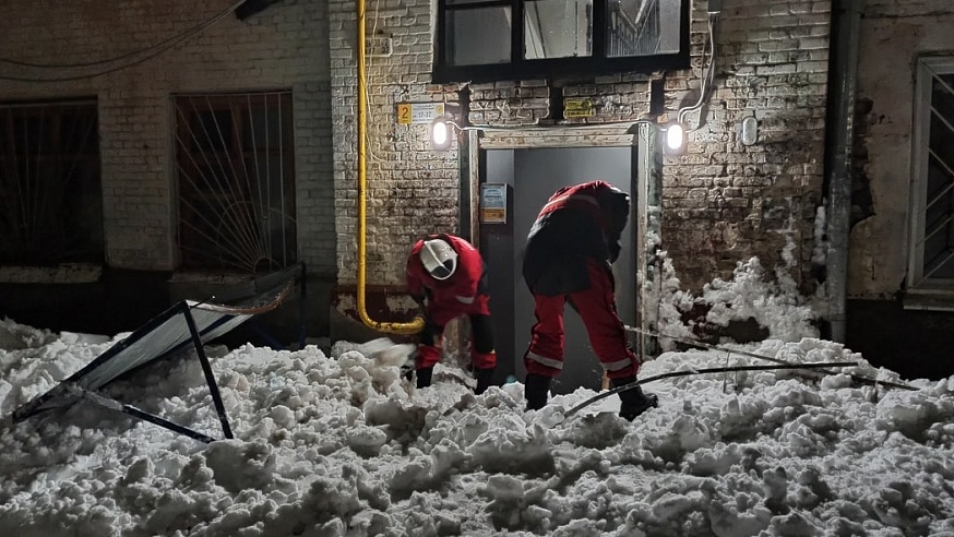 Упавший с крыши снег заблокировал дверь в подъезд дома в Саратове