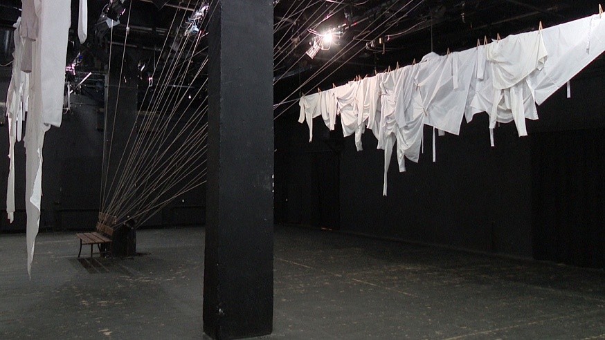В саратовском театре декорации закрепили бельевыми веревками