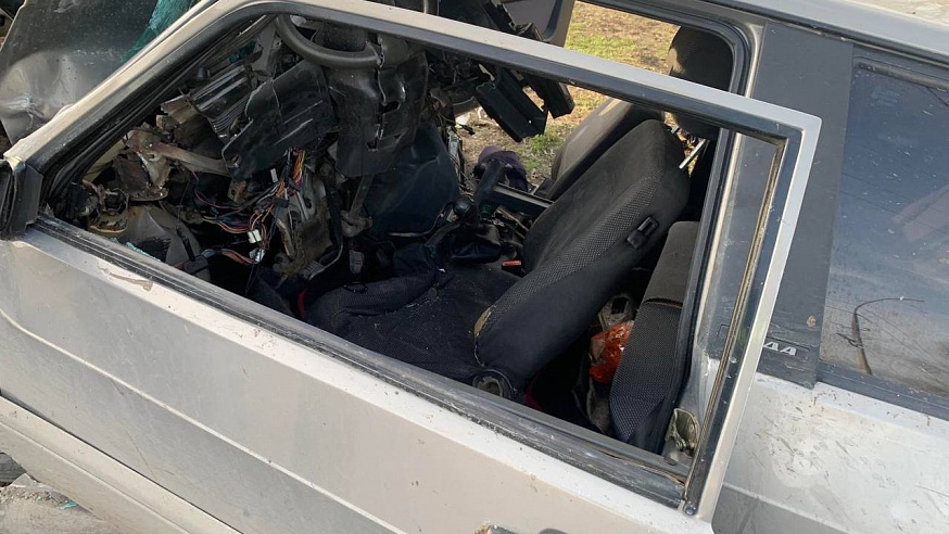В Саратове водитель легковушки влетел в столб, один человек погиб