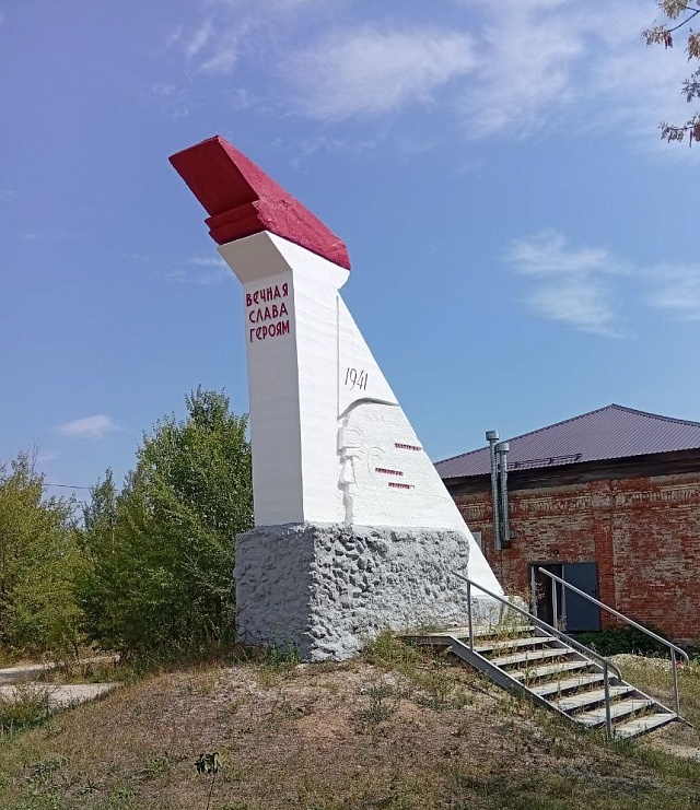 В храм под Саратовом передали распятие ручной работы, созданное скульптором Иваном Трифоновым