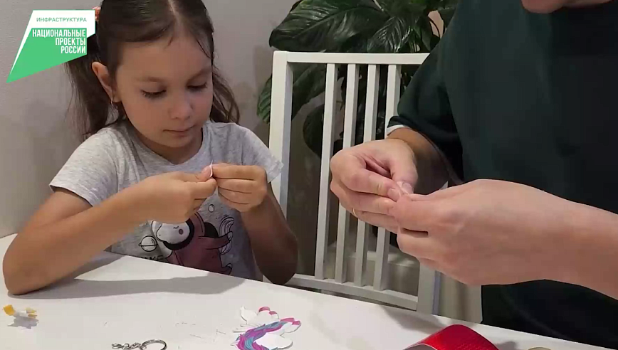 Шеф-редактор телеканала "Саратов 24" вместе с дочерью сделали световозвращающего единорога 