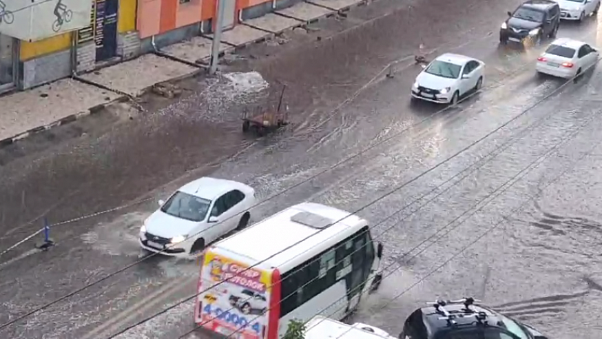 Улицы Саратова превратились в реки, не ходит общественный транспорт