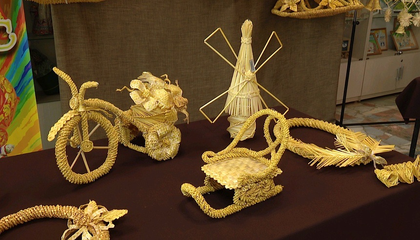 В Марксе каждый год проходит дефиле в костюмах из соломы