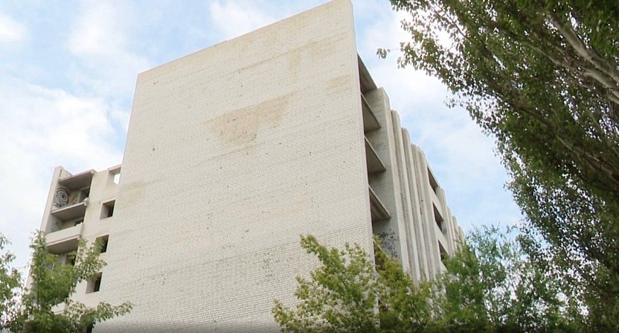 В Саратове годами не могут обезопасить заброшенные долгострои