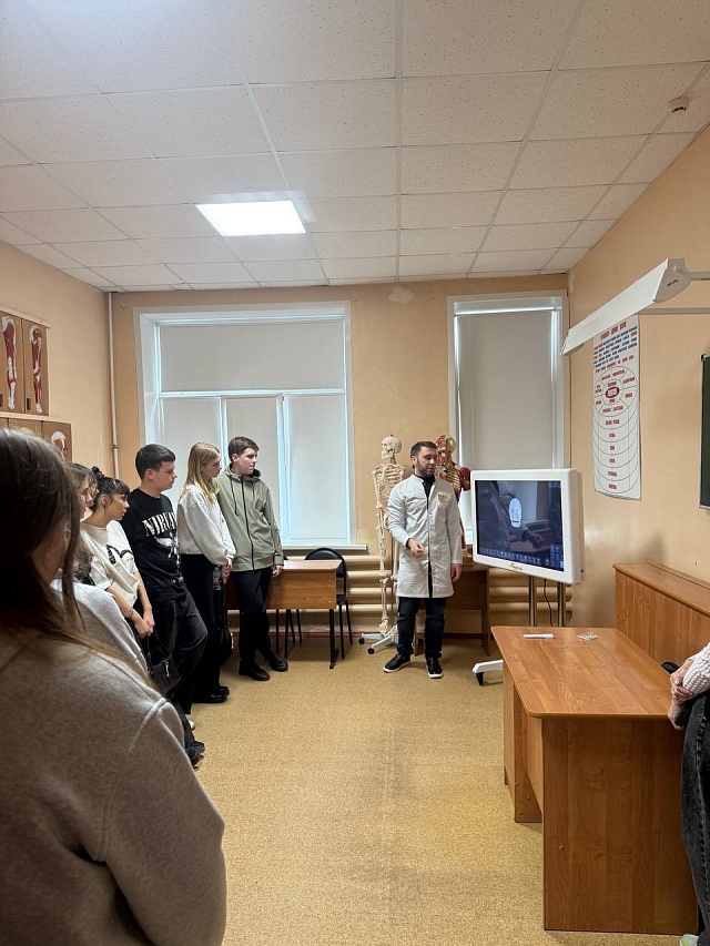 В энгельсском колледже будущие студенты учились ставить внутривенные инъекции