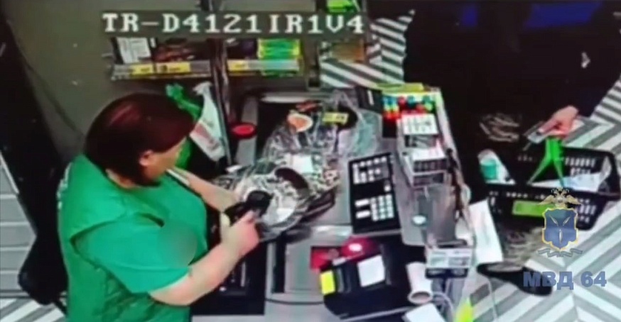 Саратовцу грозит до 6 лет за покупку сковороды и тапочек с чужой карты