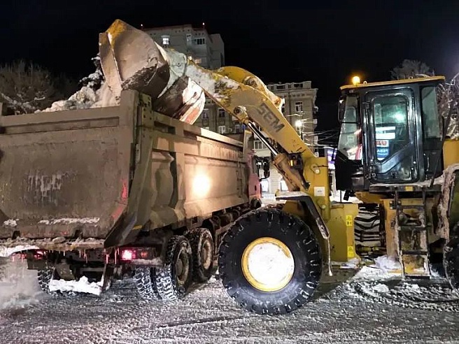 Ночью в Саратове уборка снега велась на 56 участках