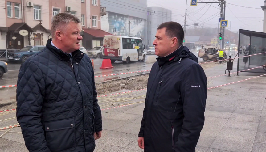 В Саратове приступили к устройству заездных карманов для общественного транспорта на Чапаева