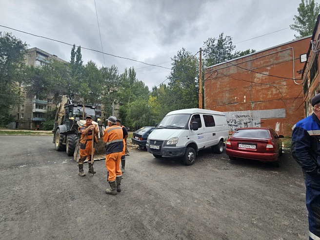 Саратовские коммунальщики две недели выясняли, чья труба прохудилась в Ленинском районе