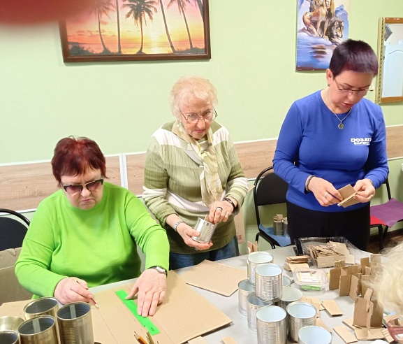 Саратовские волонтеры изготавливают для фронта окопные свечи