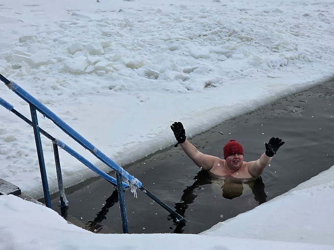 Саратовские моржи ныряют за молодостью и здоровьем