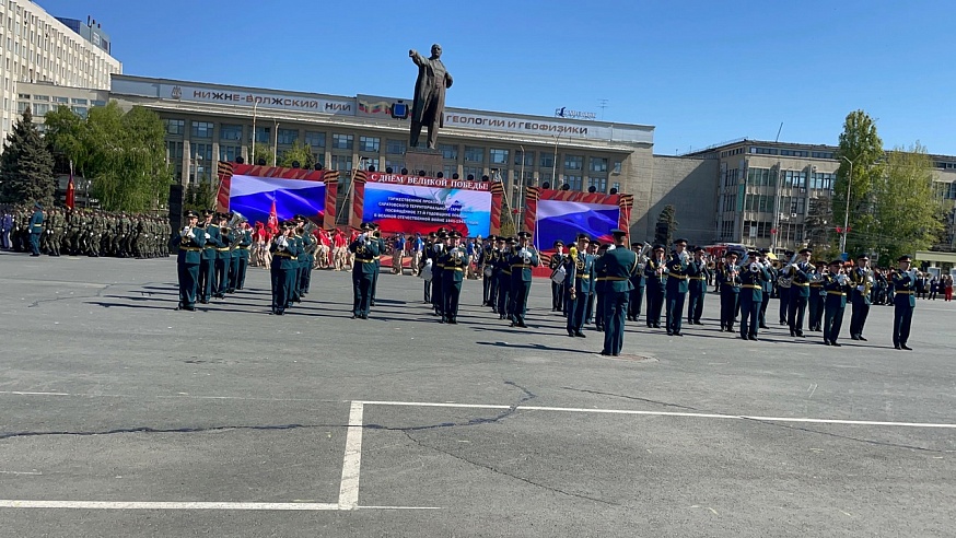 Театральная площадь в саратове фото