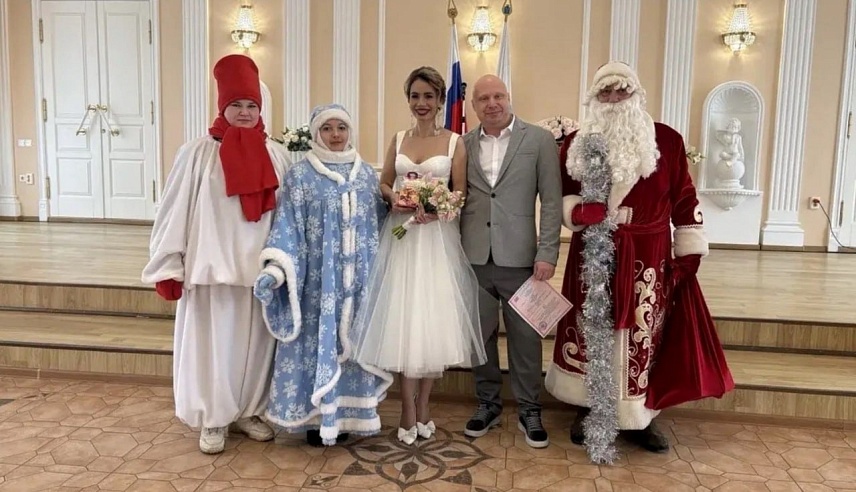 В Энгельсе молодоженов поздравили Дед Мороз, Снегурочка и Снеговик 