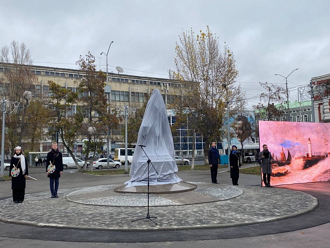 В сквере у Театральной площади открыли памятник Боголюбову