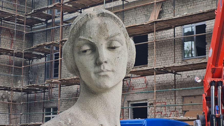 На стройплощадку театра оперы и балета в Саратове привезли скульптуру балерины