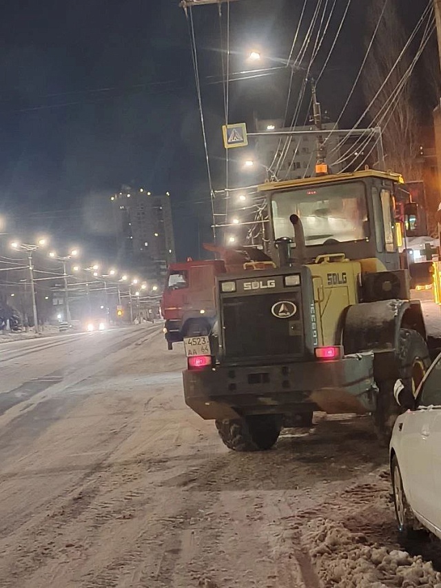 Ночью на дорогах Саратовской области работали 240 единиц техники