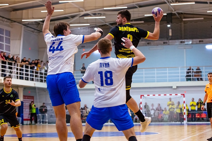Саратовские гандболисты сыграли с чемпионом