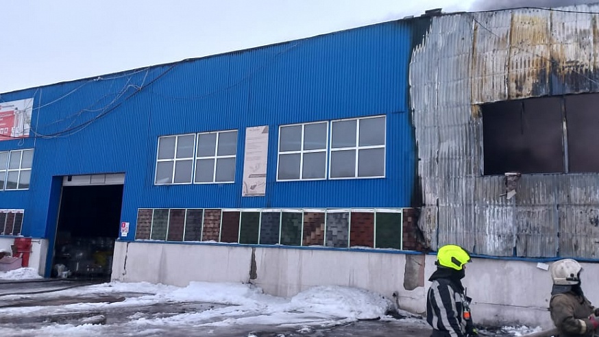 В Саратове полсотни пожарных тушили склад со стройматериалами