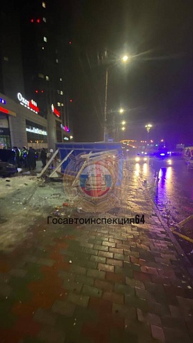 В Саратове на Предмостовой площади машина влетела в остановку, погибли две женщины