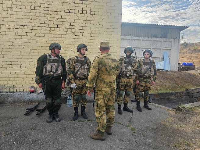 Саратовских студентов учат бросать гранаты