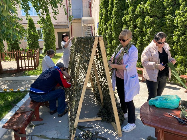 Саратовские волонтеры отправят на фронт большое антидроновое одеяло