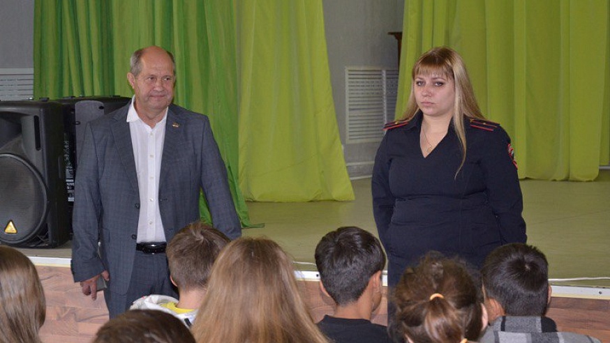 В рамках акции "Каникулы с Общественным советом" сотрудники полиции и общественники Саратова посетили детский лагерь