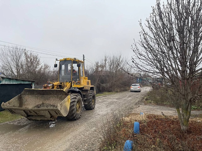 В Петровске заканчивают отсыпку щебнем центральной улицы