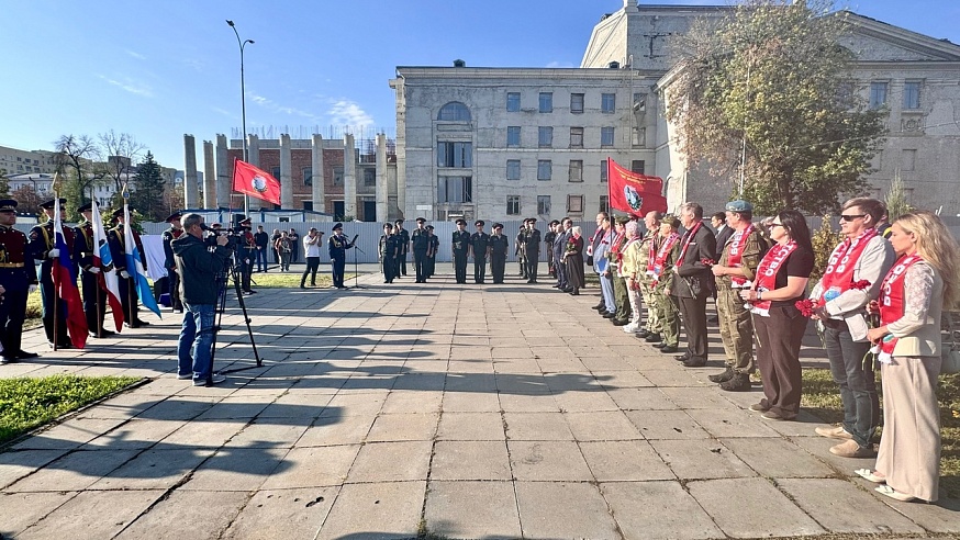 На Театральной площади установили мемориальную доску в память о саратовском герое